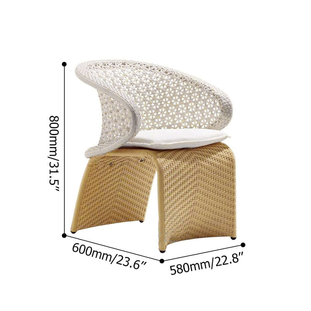 Elegant Hofer Ute Rattan Fåtölj med Vit Kudde och Böjd Design