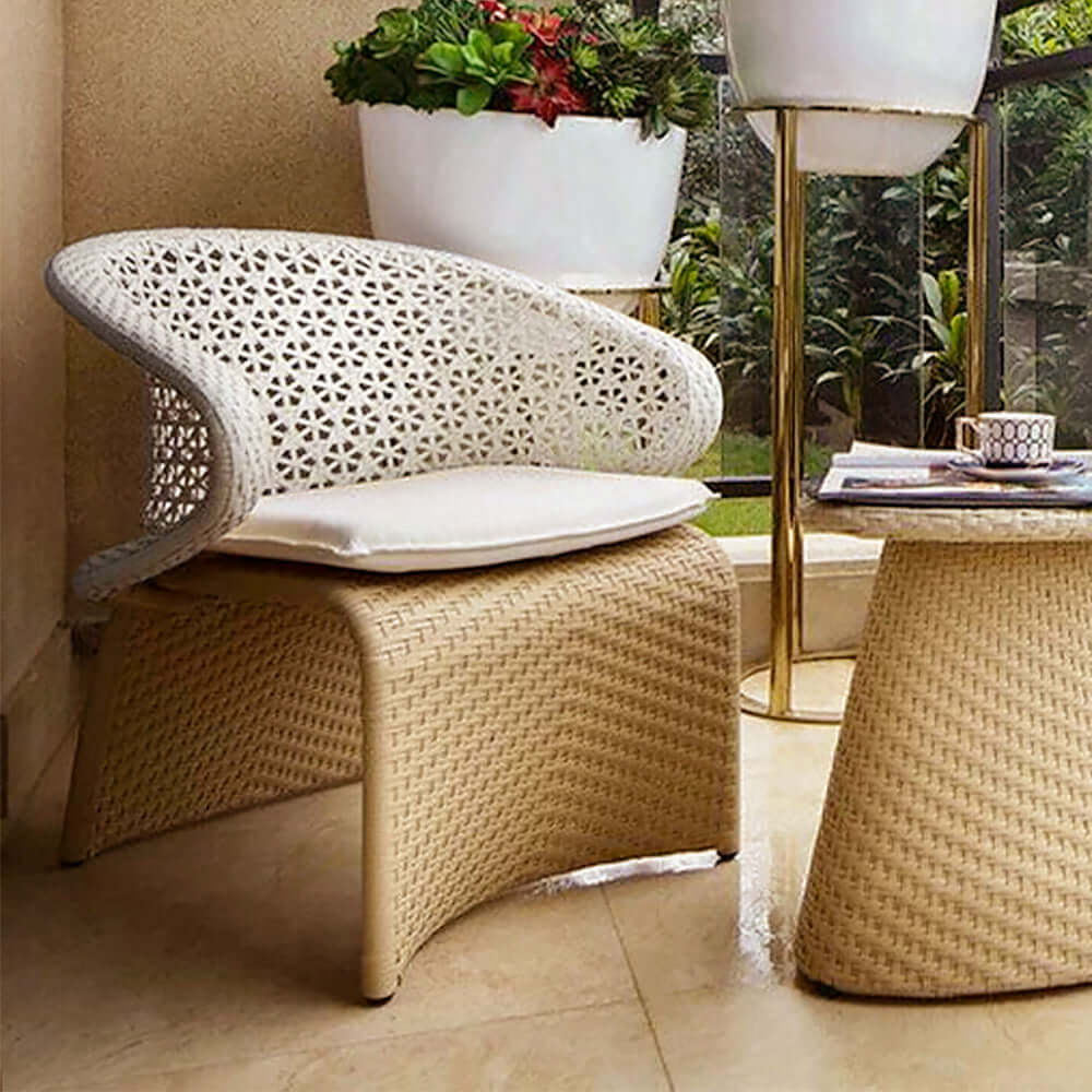 Elegant Hofer Ute Rattan Fåtölj med Vit Kudde och Böjd Design