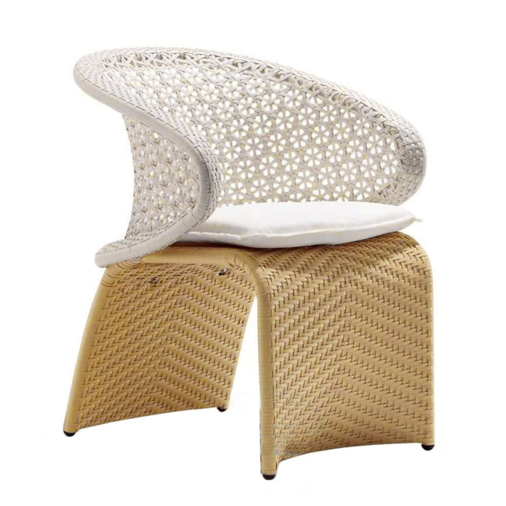 Elegant Hofer Ute Rattan Fåtölj med Vit Kudde och Böjd Design