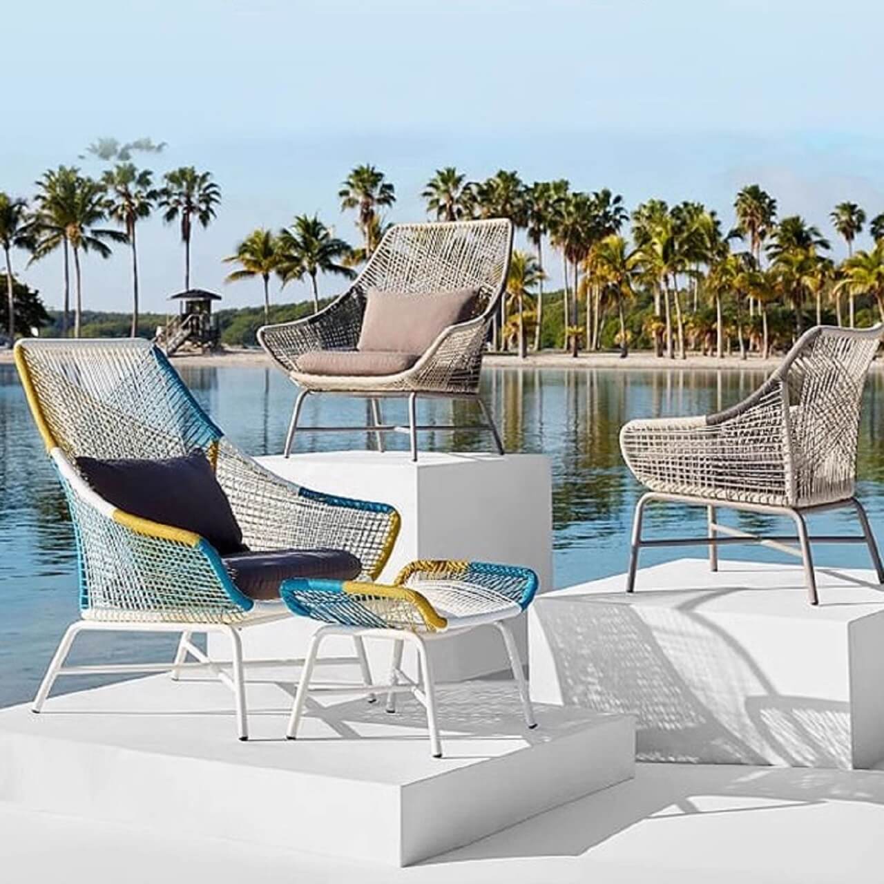 Utomhus PE Rattan Loveseat Med Kuddar Inkluderade Metallben