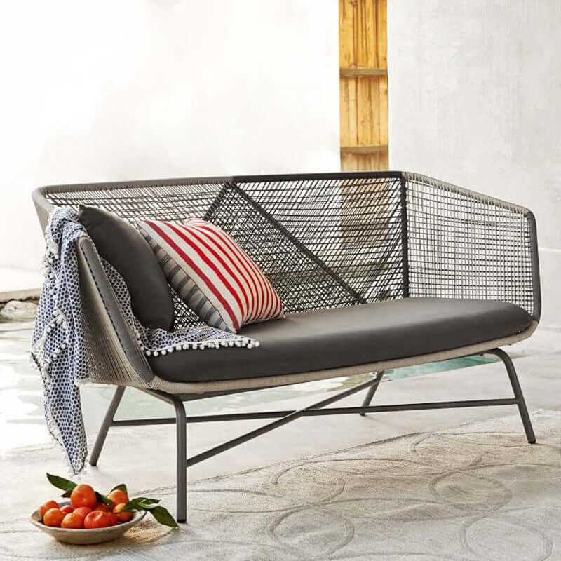 Utomhus PE Rattan Loveseat Med Kuddar Inkluderade Metallben