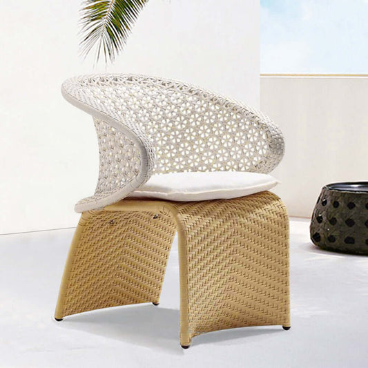 Elegant Hofer Ute Rattan Fåtölj med Vit Kudde och Böjd Design