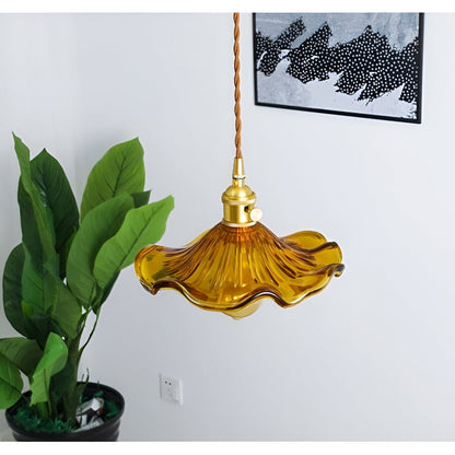 Levande Glas Pendellampa med Kopparaccent - Elegant Inredning