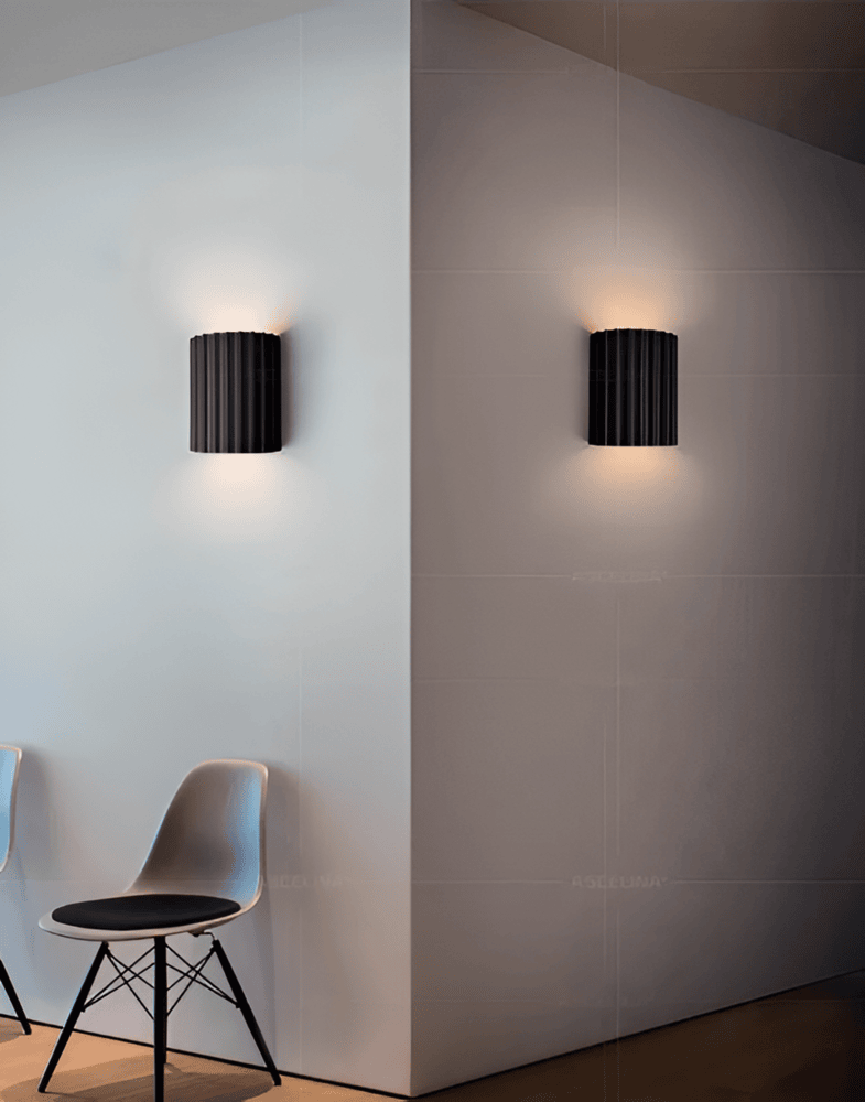 Randig LED-Vägglampa i Konstharts för en Modern Nordisk Atmosfär