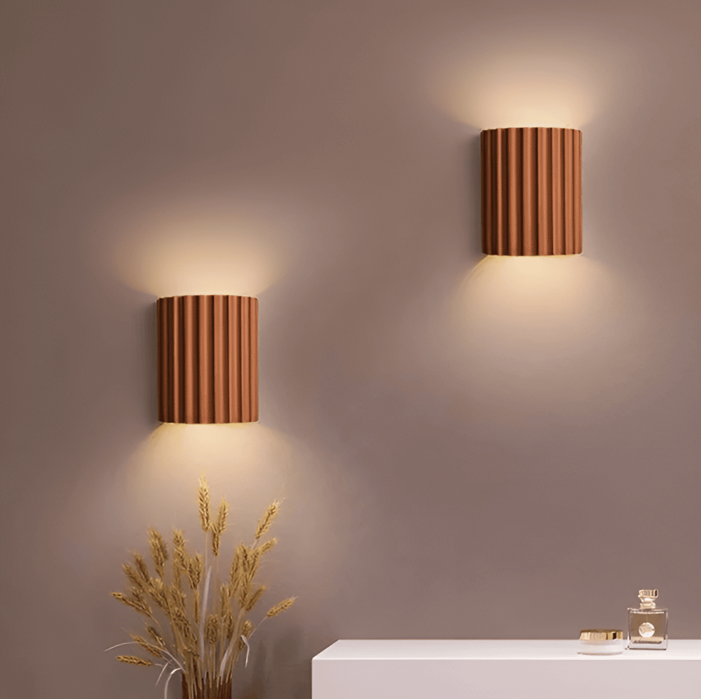 Randig LED-Vägglampa i Konstharts för en Modern Nordisk Atmosfär