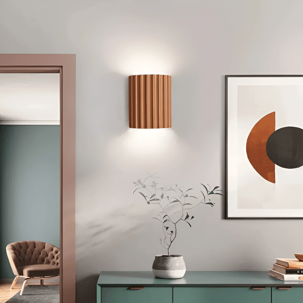 Randig LED-Vägglampa i Konstharts för en Modern Nordisk Atmosfär