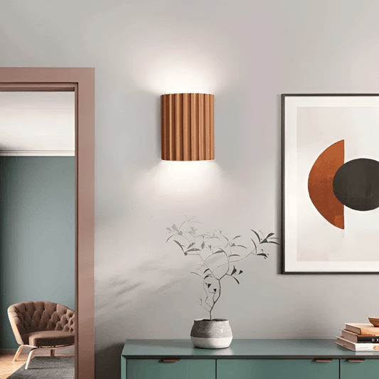 Randig LED-Vägglampa i Konstharts för en Modern Nordisk Atmosfär