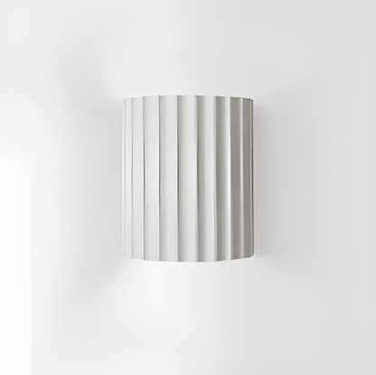Randig LED-Vägglampa i Konstharts för en Modern Nordisk Atmosfär