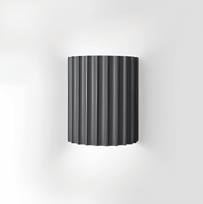 Randig LED-Vägglampa i Konstharts för en Modern Nordisk Atmosfär
