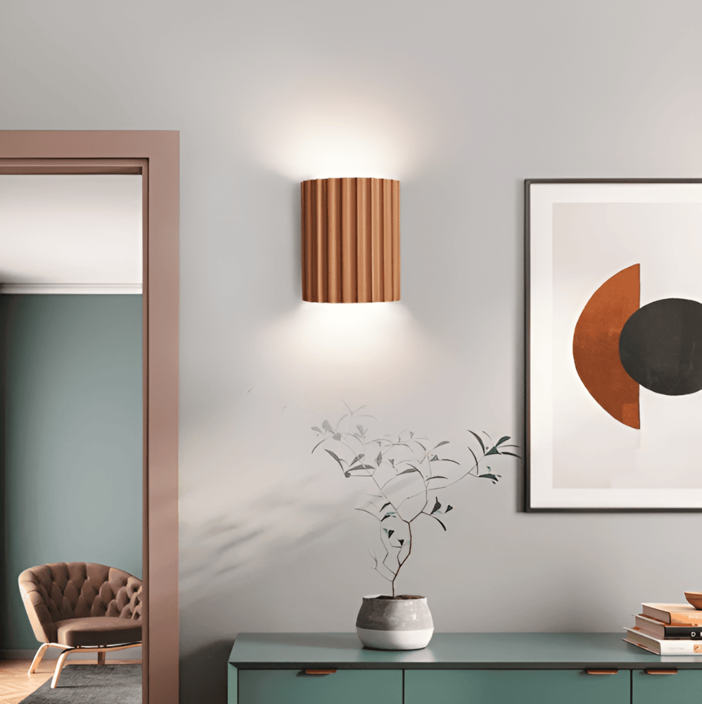 Randig LED-Vägglampa i Konstharts för en Modern Nordisk Atmosfär