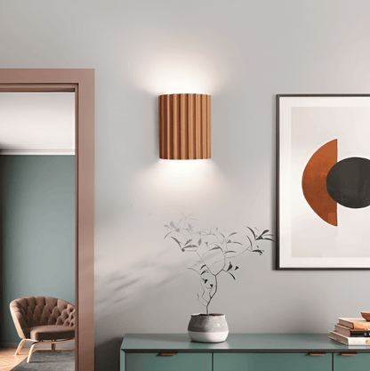 Randig LED-Vägglampa i Konstharts för en Modern Nordisk Atmosfär