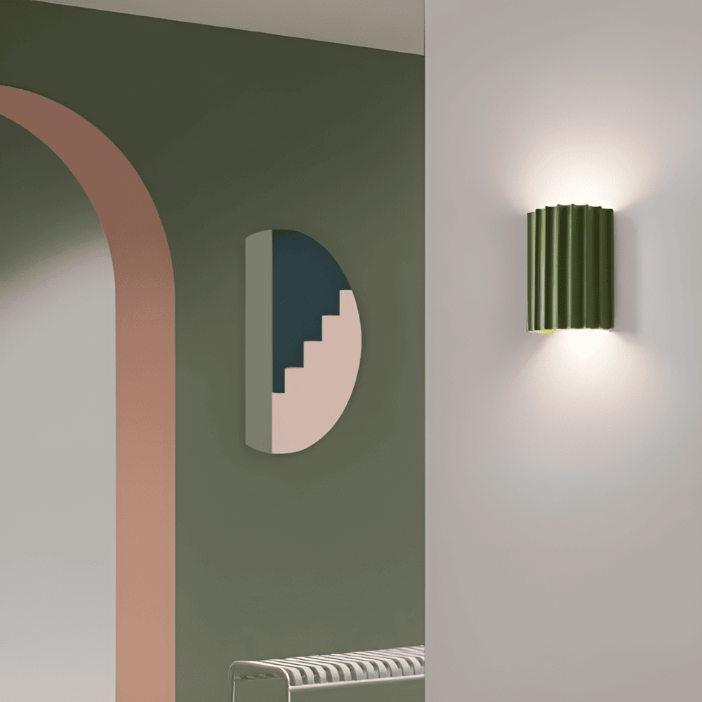 Randig LED-Vägglampa i Konstharts för en Modern Nordisk Atmosfär