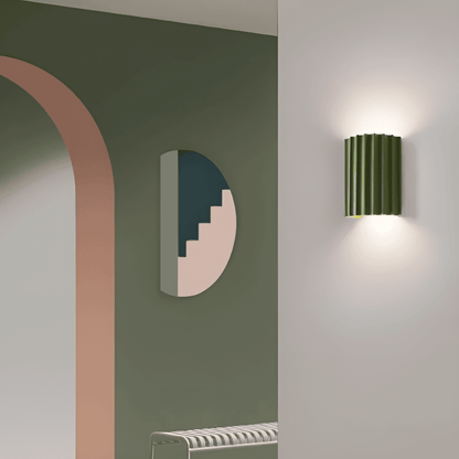 Randig LED-Vägglampa i Konstharts för en Modern Nordisk Atmosfär