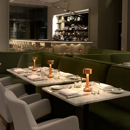 RetroLight - Snygg LED-Bordslampa för Restaurang Med Trådlös USB-Laddare