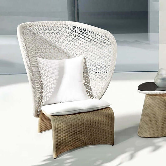 Hofer Rattan Utomhus Wingback Stol Med Vit Kuddfodral