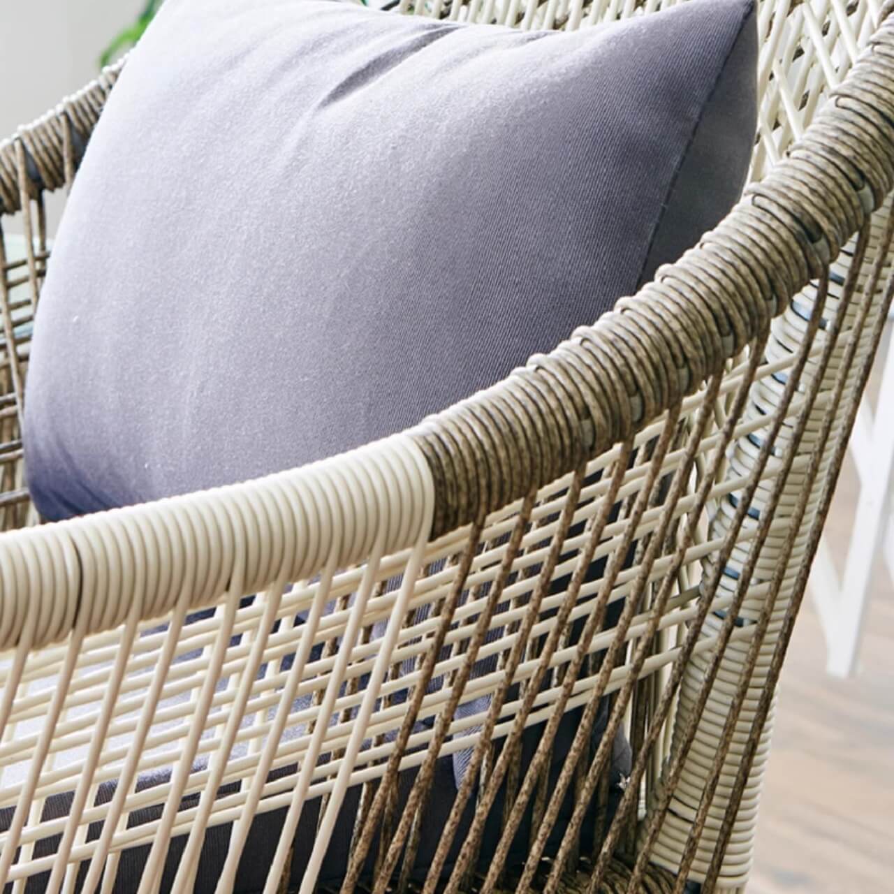 Utomhus PE Rattan Loveseat Med Kuddar Inkluderade Metallben