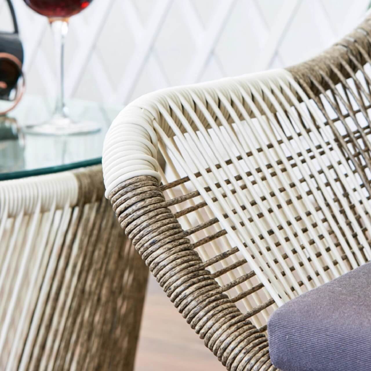 Utomhus PE Rattan Loveseat Med Kuddar Inkluderade Metallben