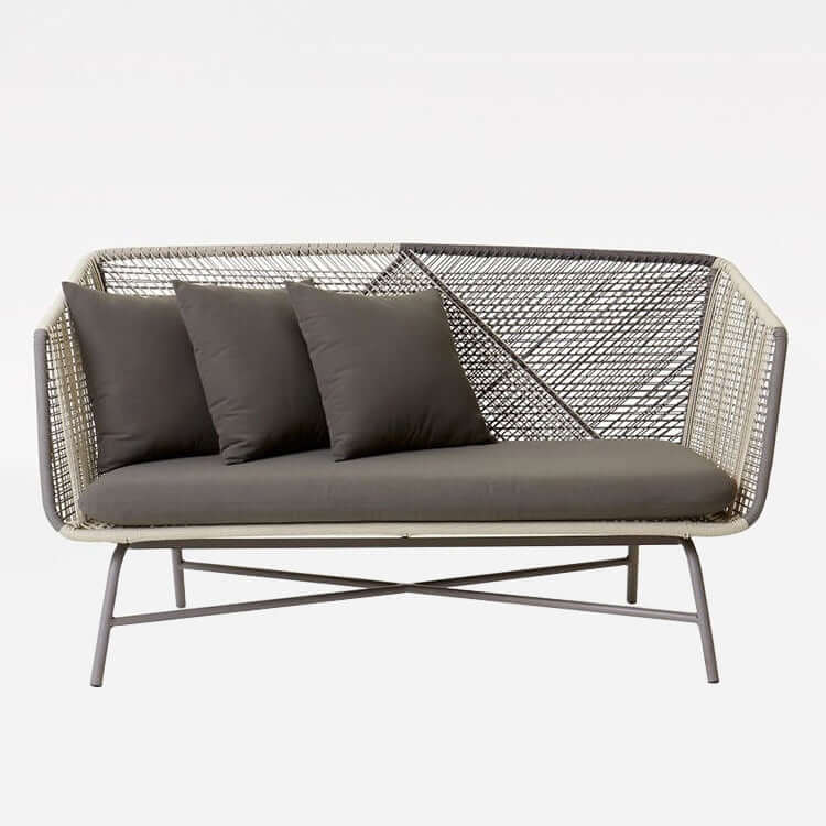 Utomhus PE Rattan Loveseat Med Kuddar Inkluderade Metallben