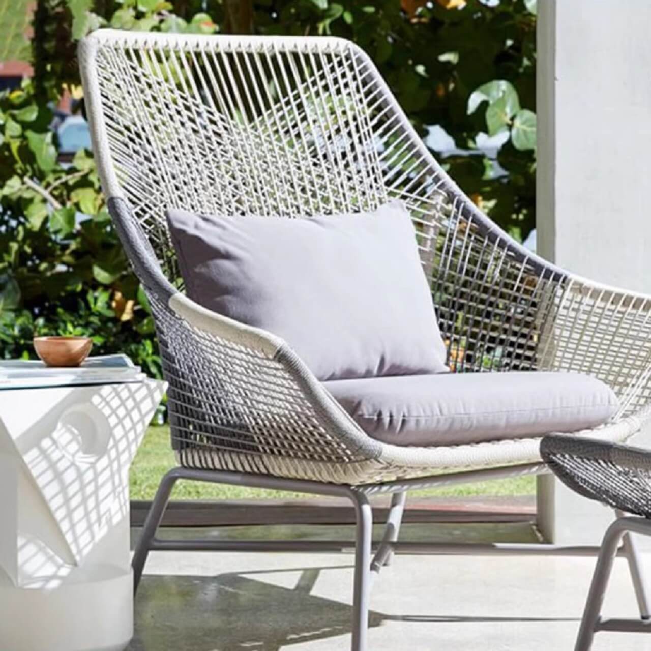 Utomhus PE Rattan Loveseat Med Kuddar Inkluderade Metallben