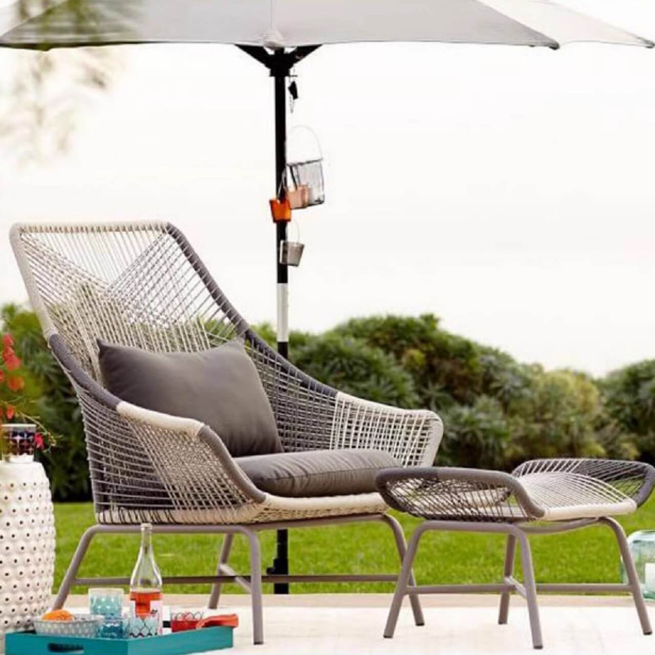 Utomhus PE Rattan Loveseat Med Kuddar Inkluderade Metallben